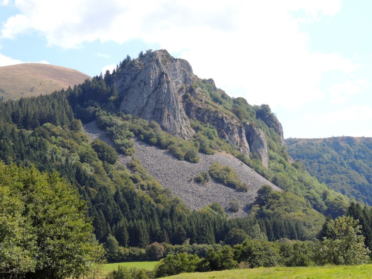 Les Roches « Tuilière et Sanadoire » et la Vallée de Fontsalade (63) Au Cœur des Pays d'Auvergne Les Roches « Tuilière et Sanadoire » et la Vallée de Fontsalade (63) Au Cœur des Pays d'Auvergne
