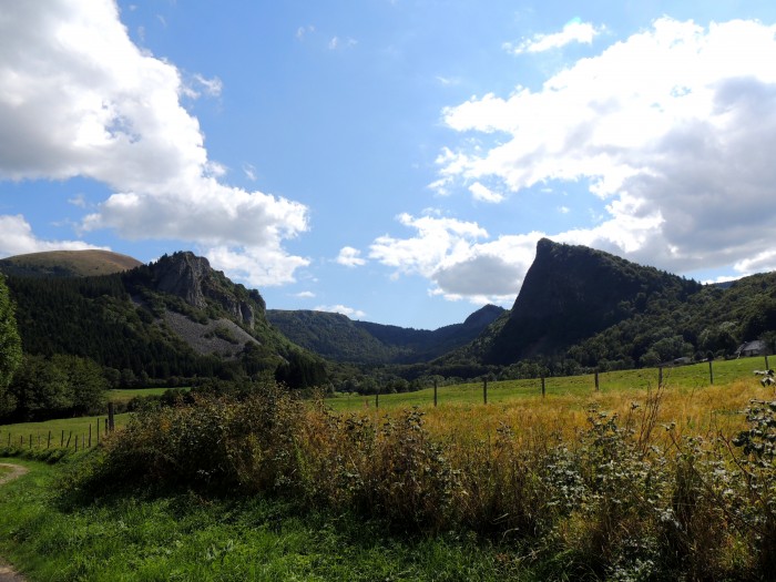 Les Roches « Tuilière et Sanadoire » et la Vallée de Fontsalade (63) Au Cœur des Pays d'Auvergne Les Roches « Tuilière et Sanadoire » et la Vallée de Fontsalade (63) Au Cœur des Pays d'Auvergne