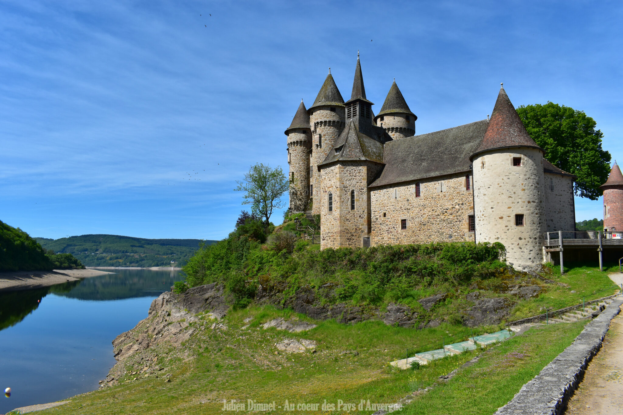 Le Château de Val (15) – Au Cœur des Pays d'Auvergne